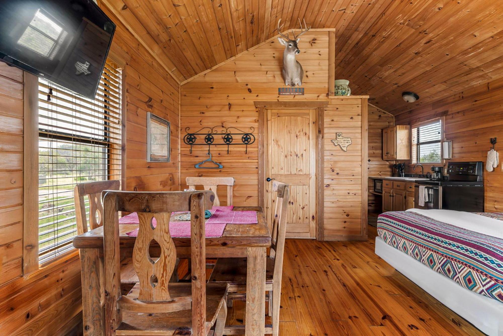 Enchanted Rockview Cabins Crabapple الغرفة الصورة